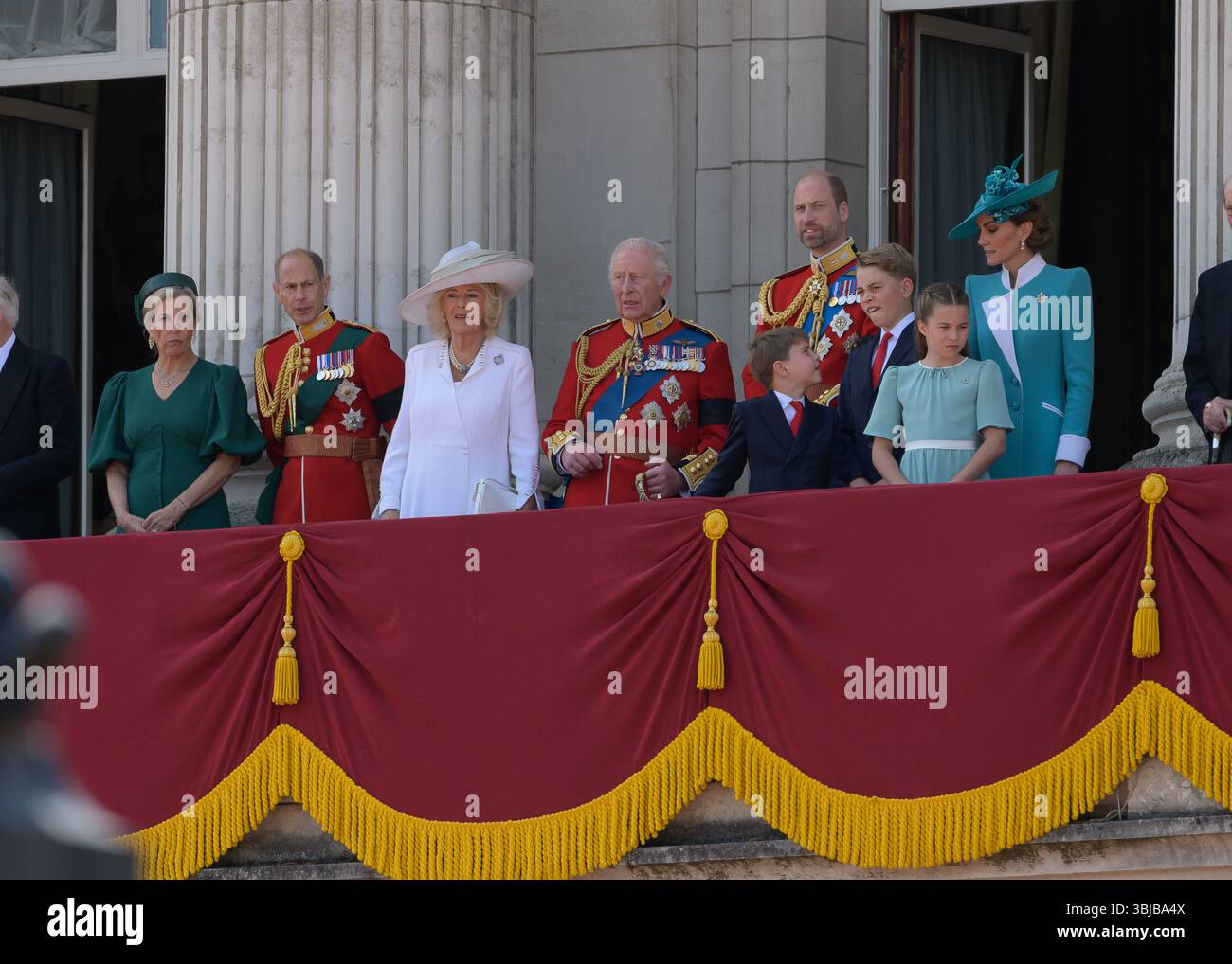 14 giugno 2025, Londra Regno Unito. Re Carlo e la regina Camilla, insieme ad altri membri della famiglia reale, fanno un'apparizione sul balcone di Buckingham Palace dopo Trooping the Colour, un evento annuale che ha segnato il compleanno ufficiale del monarca dal regno di re Giorgio III Foto Stock