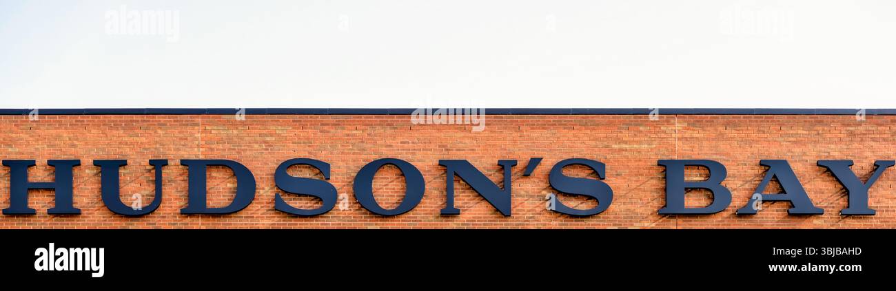 Lethbridge, Alberta - 6 luglio 2021: Segnaletica esterna per il negozio Hudson's Bay Company a Lethbridge, Alberta Foto Stock