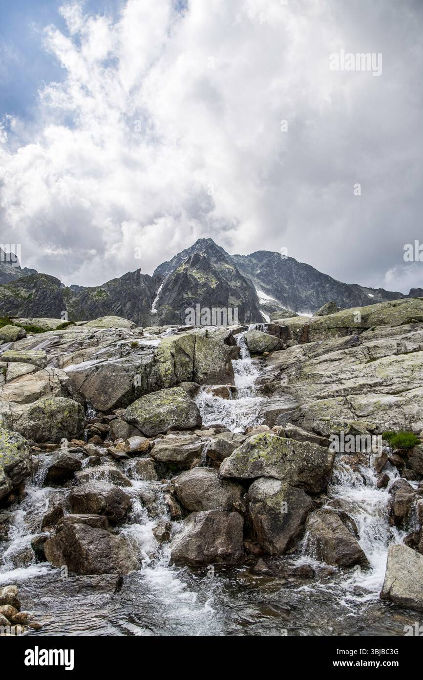 Splendido paesaggio delle rapide di una cascata di Dlhy che scorre attraverso montagne rocciose luogo Parco Nazionale di alta Tatra, Slovacchia, Europa Foto Stock
