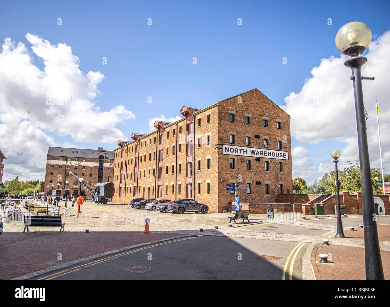 Gloucester, Regno Unito - 19 agosto 2023: Gloucester Docks at Sharpness Canal. I moli comprendono quindici magazzini vittoriani. Magazzino nord Foto Stock
