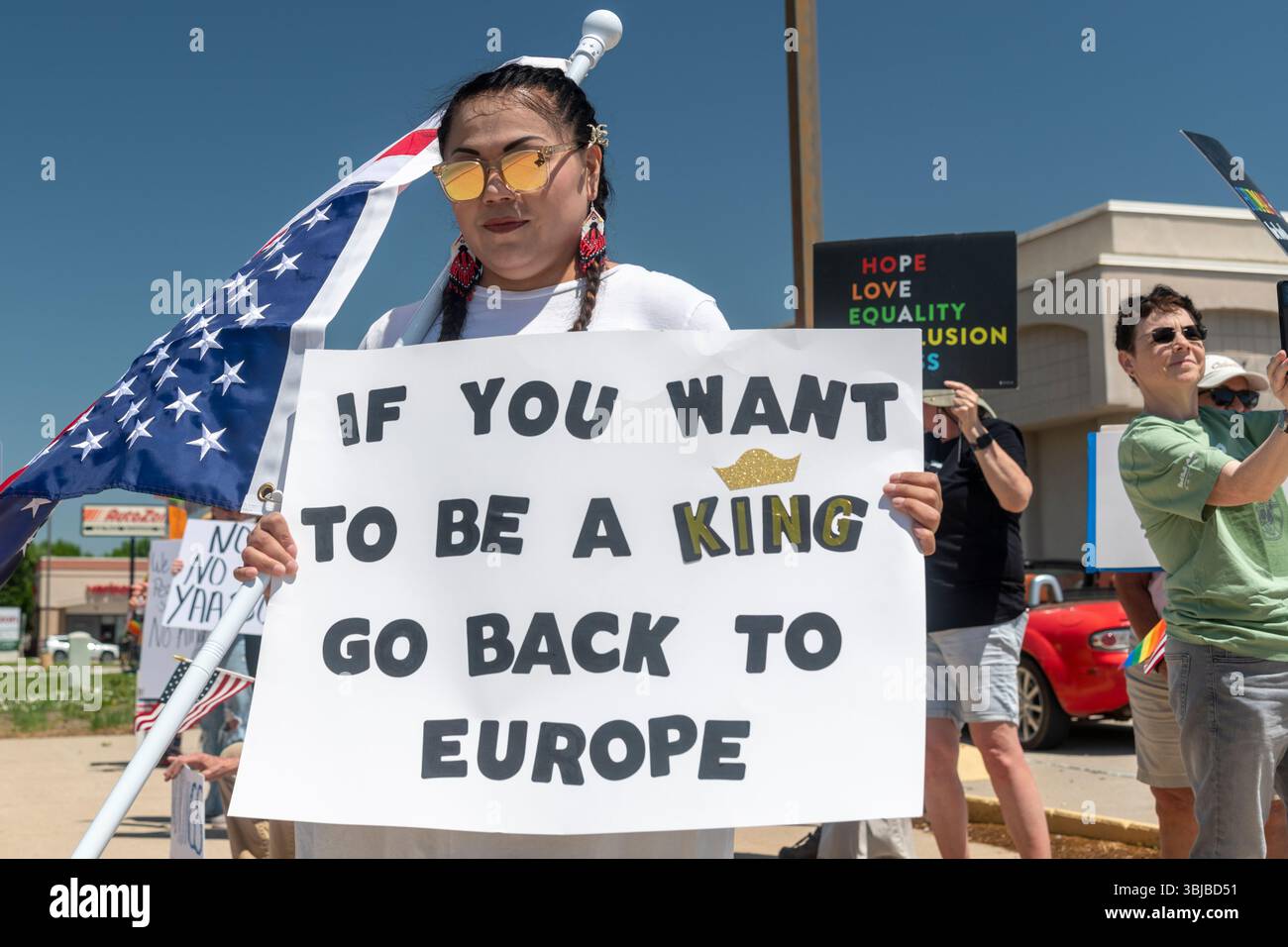 Manifestante presente alla "protesta di No King" nel Nebraska occidentale Foto Stock