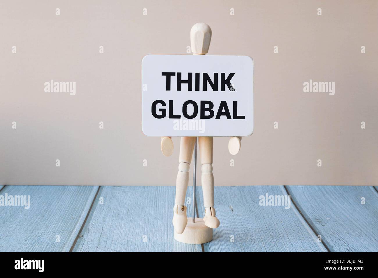 Pensare a un simbolo locale di azione globale. Blocchi di legno con parole pensare globale agire locale . Splendido sfondo grigio. Mano d'affari. Affari e pensare globa Foto Stock