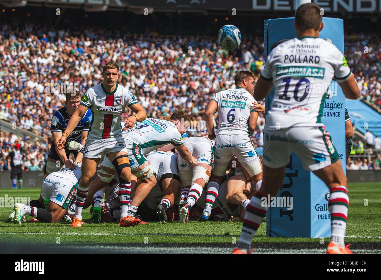 Jack van Poortvliet dei Leicester Tigers passa il retro di una truffa a Handré Pollard dei Leicester Tigers durante i play-off della Gallagher Premiership Final 2025 Bath Rugby contro Leicester Tigers all'Allianz Stadium, Twickenham, Regno Unito, 14 giugno 2025 (foto di Craig Evans/News Images) Foto Stock