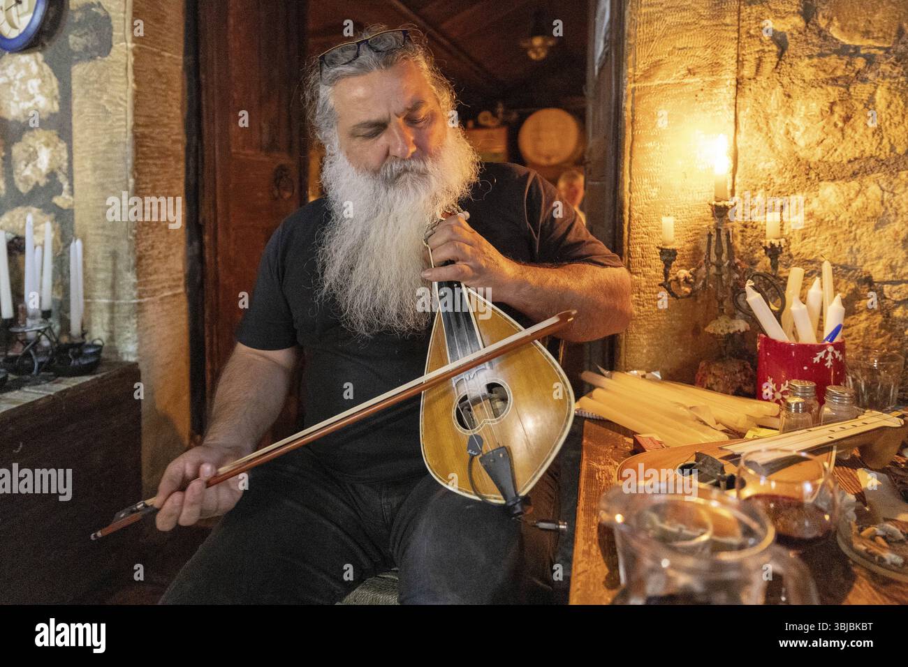 Giannis Tavern, Live Music, Kiparissos, Grecia, 23.05.2025 < english> Giannis Tavern, Grecia, 23 maggio 2025, Europa Foto Stock