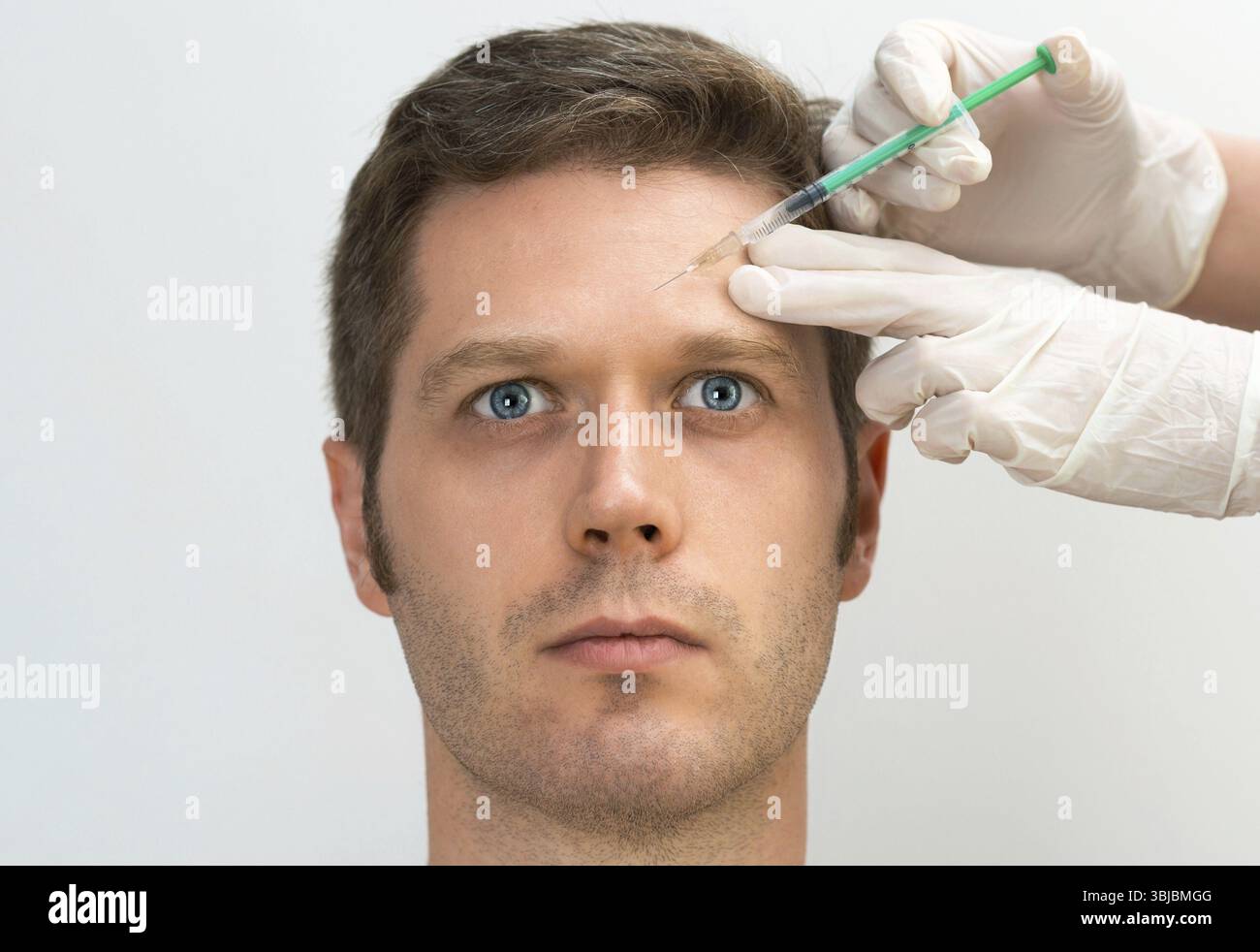 Un bell'uomo sta per essere iniettato. Concetto di bellezza estetica. Inserire il testo Foto Stock