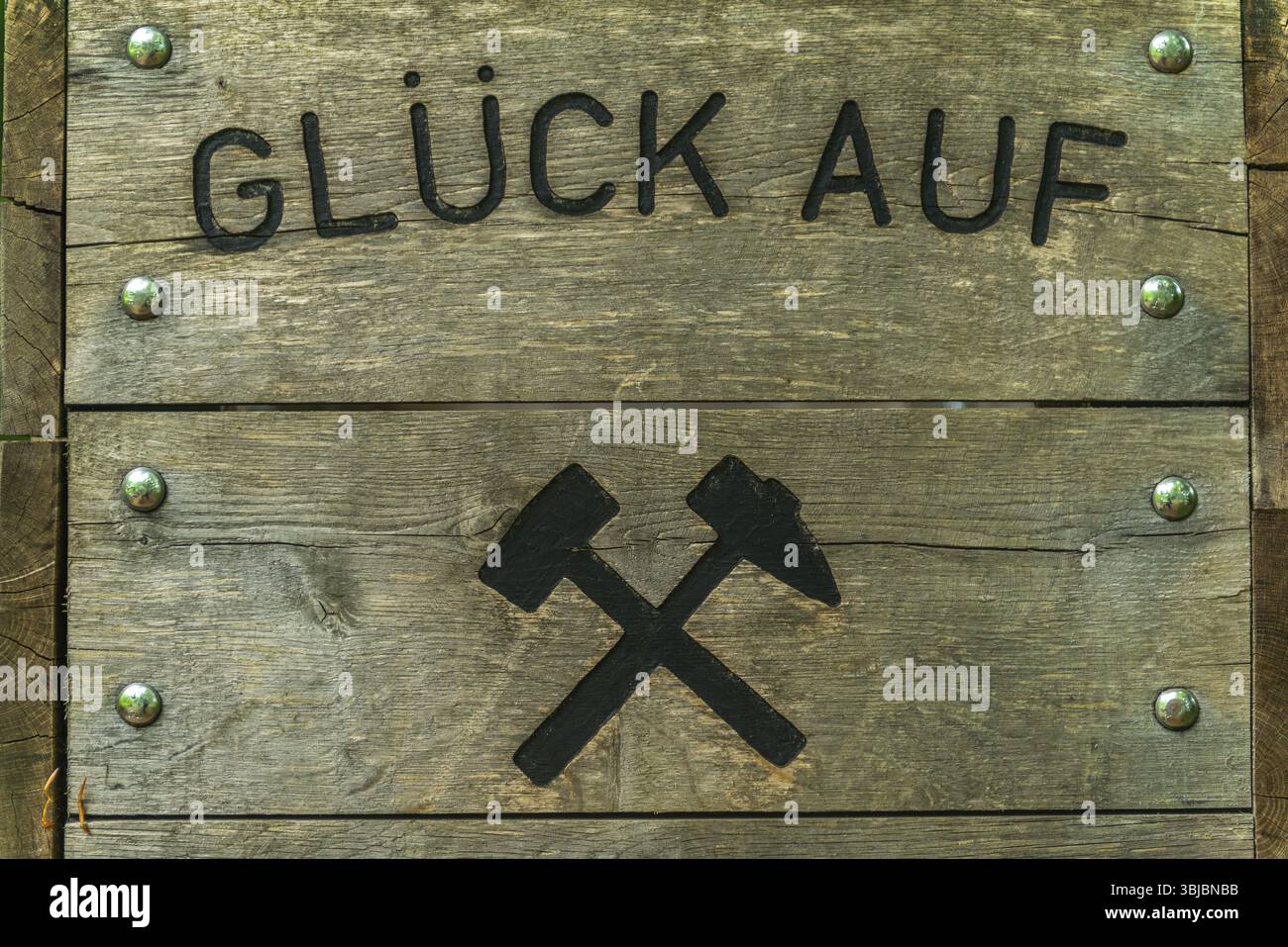 Punta fatta di mazzuoli e ferro, simbolo dell'estrazione mineraria, parco naturale GEO Park Frau Holle Land am Meissner, ex galleria Johannis con estrazione del carbone dal 159 Foto Stock