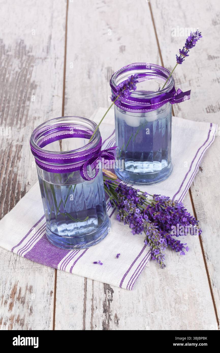 Limonata di lavanda su sfondo bianco con struttura in legno. Bevanda rinfrescante salutare fatta in casa Foto Stock