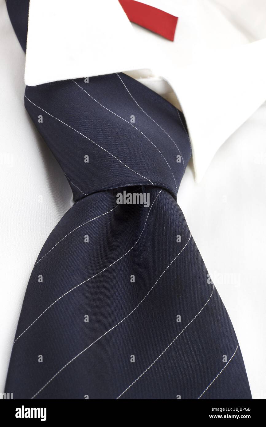Camicia bianca con cravatta blu. Concetto moderno e semplice di questioni aziendali/occupazionali Foto Stock