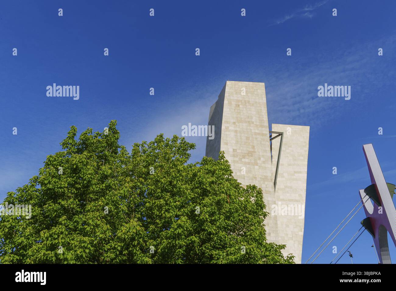 Imponente edificio moderno vicino a alberi verdi sotto un cielo limpido, Bilbao, Paesi Baschi, Spagna, Europa Foto Stock