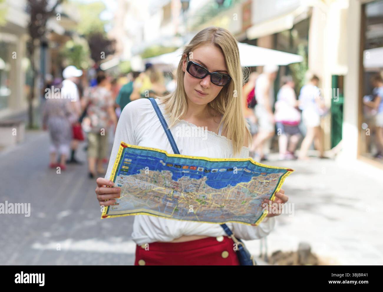 Donna con una mappa per strada. Inserire il testo Foto Stock