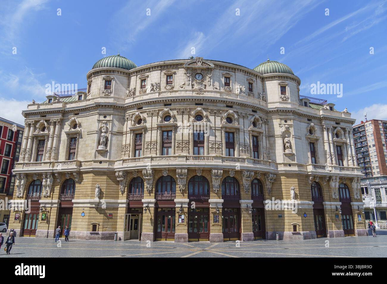 Magnifico edificio storico con facciata dettagliata e design simmetrico, Bilbao, Paesi Baschi, Spagna, Europa Foto Stock