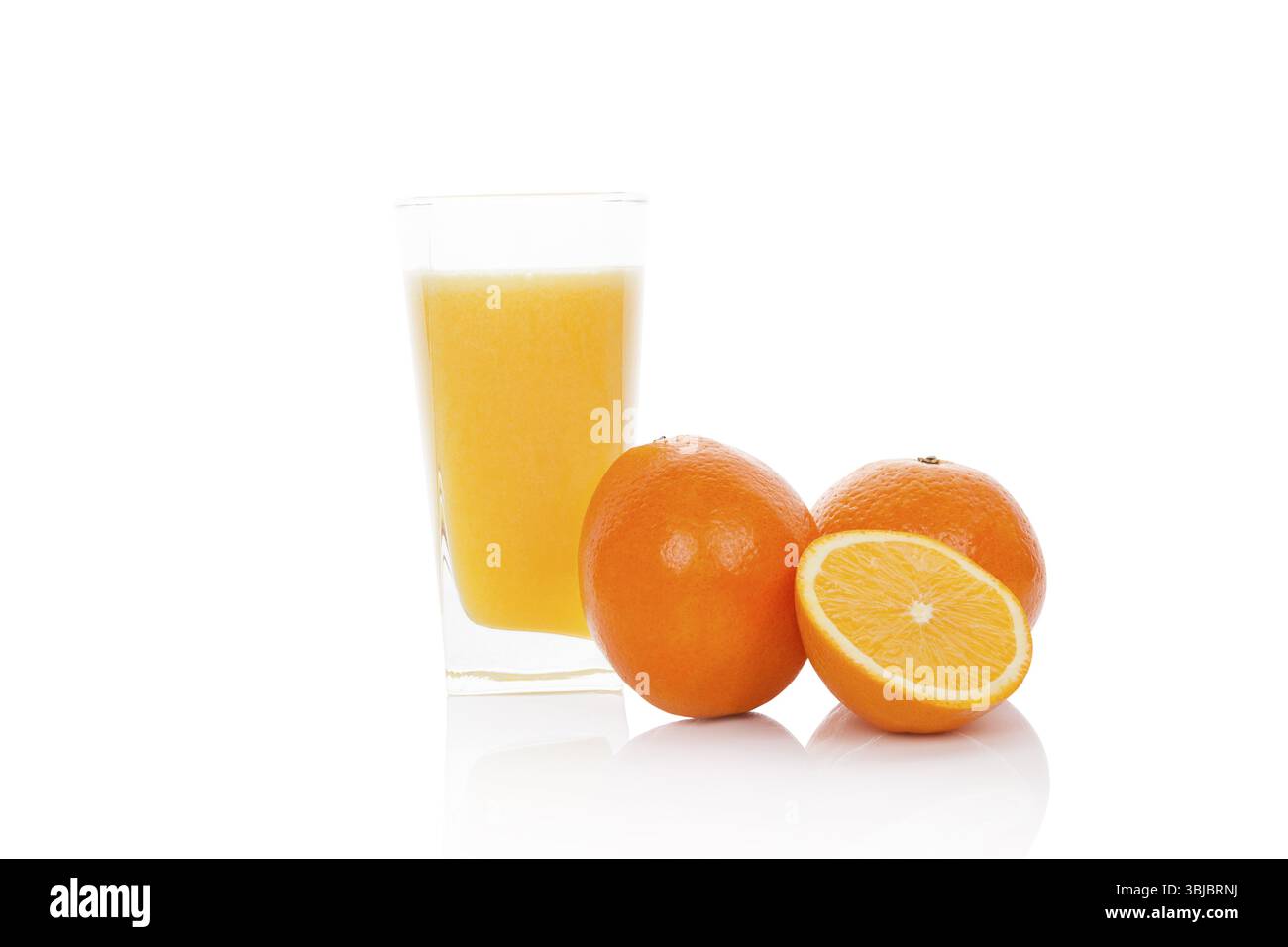 Succo d'arancia fresco. Arance fresche e succo d'arancia in vetro isolato su sfondo bianco con riflesso. Bere sano succo di frutta Foto Stock