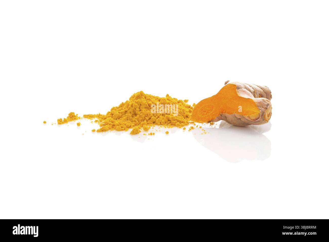 Curcuma fresca e secca isolata su sfondo bianco. Spezie culinarie Foto Stock