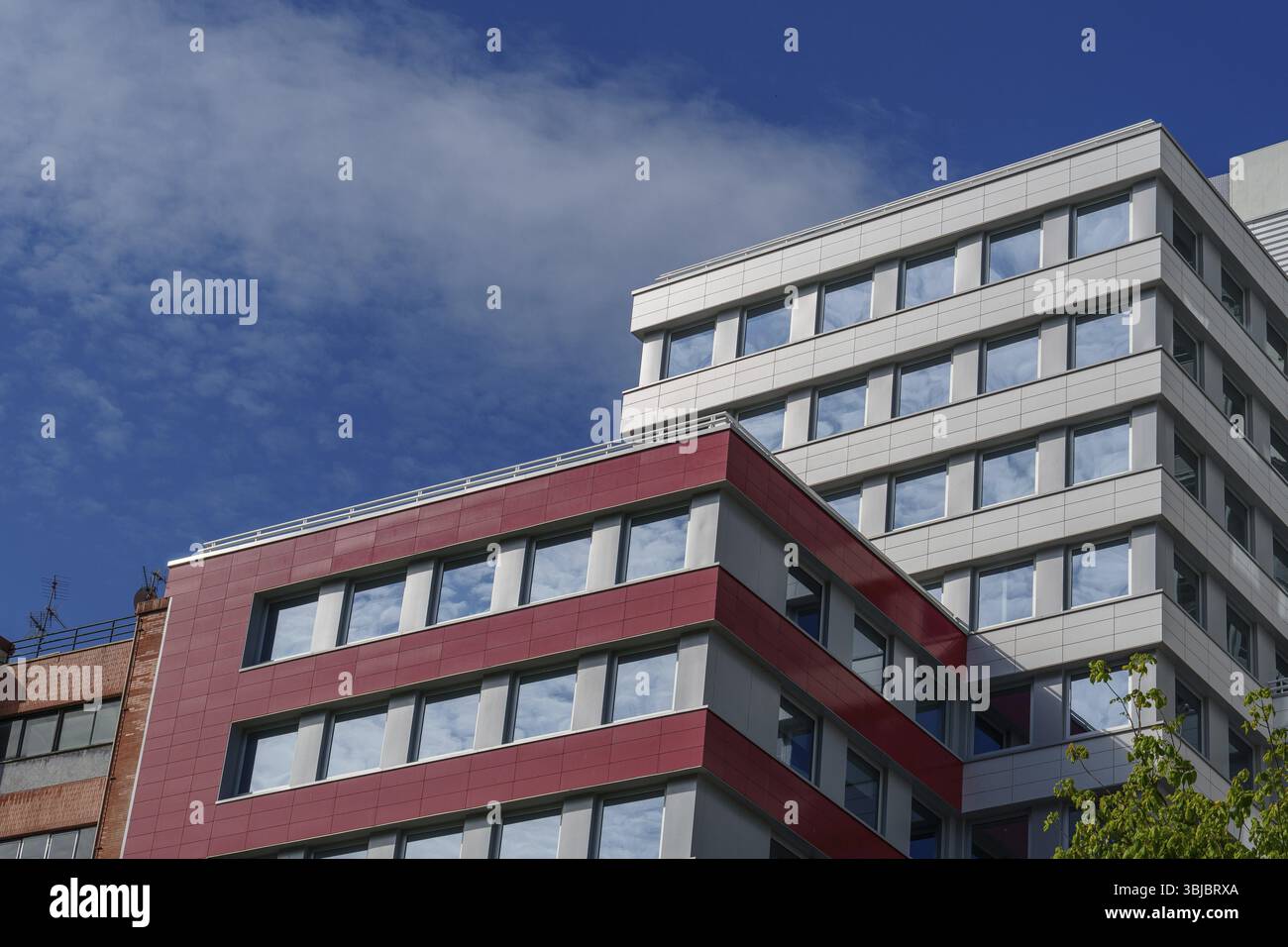 Moderno edificio per uffici con finestre in vetro su un cielo azzurro, Bilbao, Paesi Baschi, Spagna, Europa Foto Stock