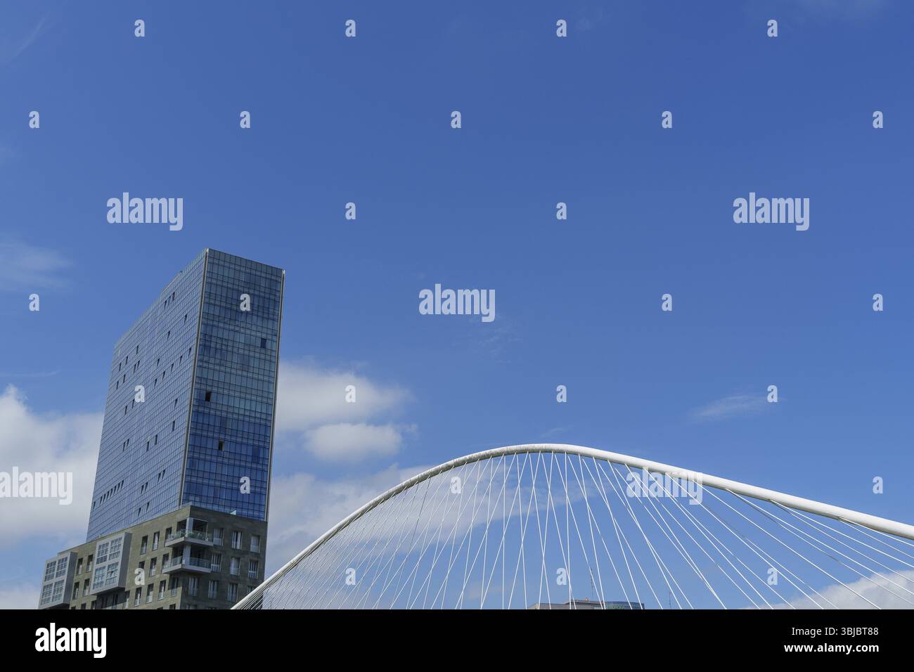 Grattacielo singolo, ponte, nuvole in cielo limpido, Bilbao, Paesi Baschi, Spagna, Europa Foto Stock
