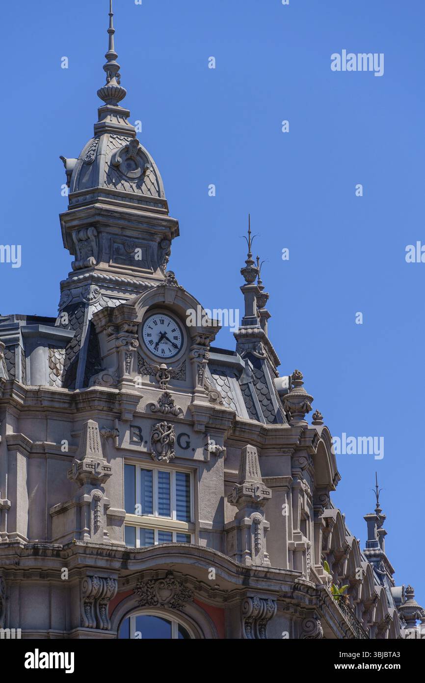 Facciata storica dettagliata con orologio e influenza neo-barocca sotto un cielo blu, Gijon, Asturie, Spagna, Europa Foto Stock