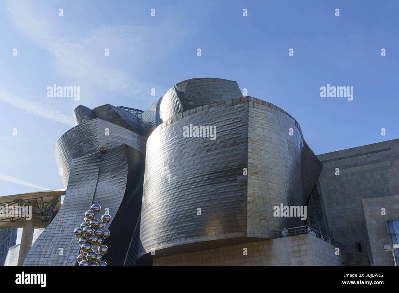 Scintillante superficie metallica di un moderno edificio architettonico, Bilbao, Paesi Baschi, Spagna, Europa Foto Stock