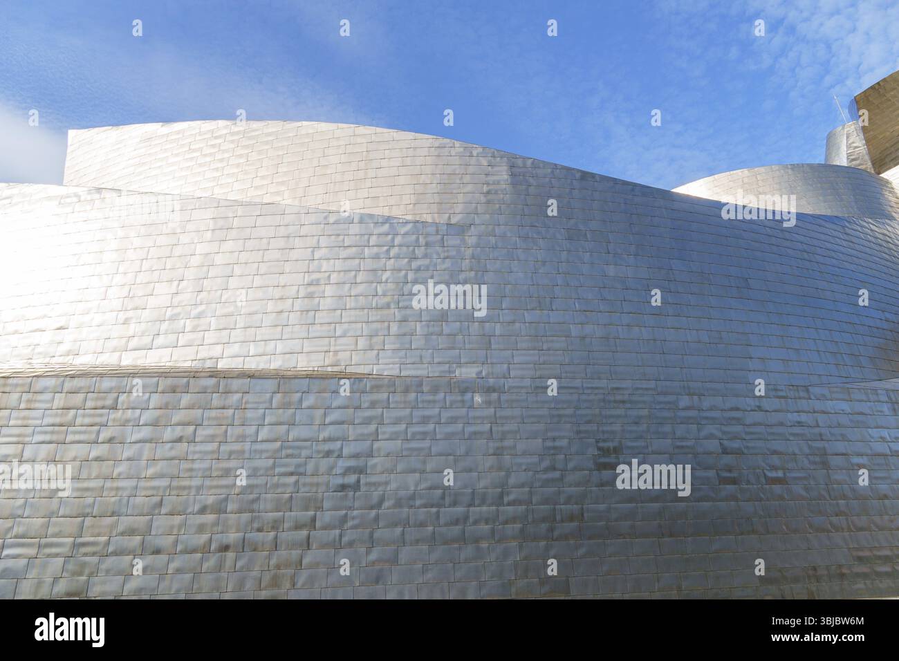 Moderna facciata metallica di un edificio sotto un cielo blu, Bilbao, Paesi Baschi, Spagna, Europa Foto Stock