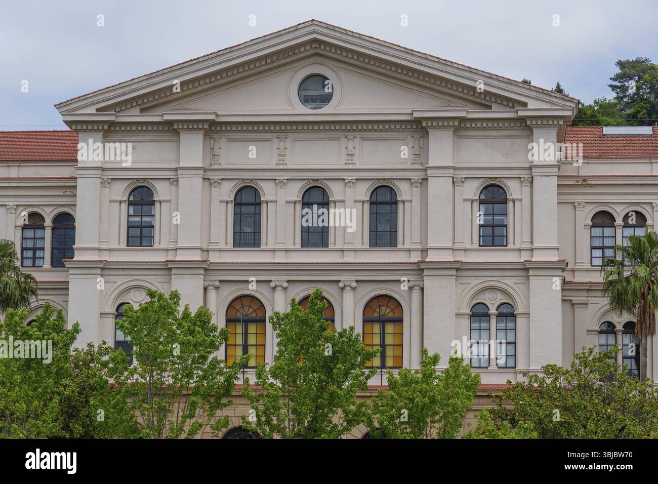 Edificio storico con facciata classica e finestre prominenti circondate da alberi, Bilbao, Paesi Baschi, Spagna, Europa Foto Stock