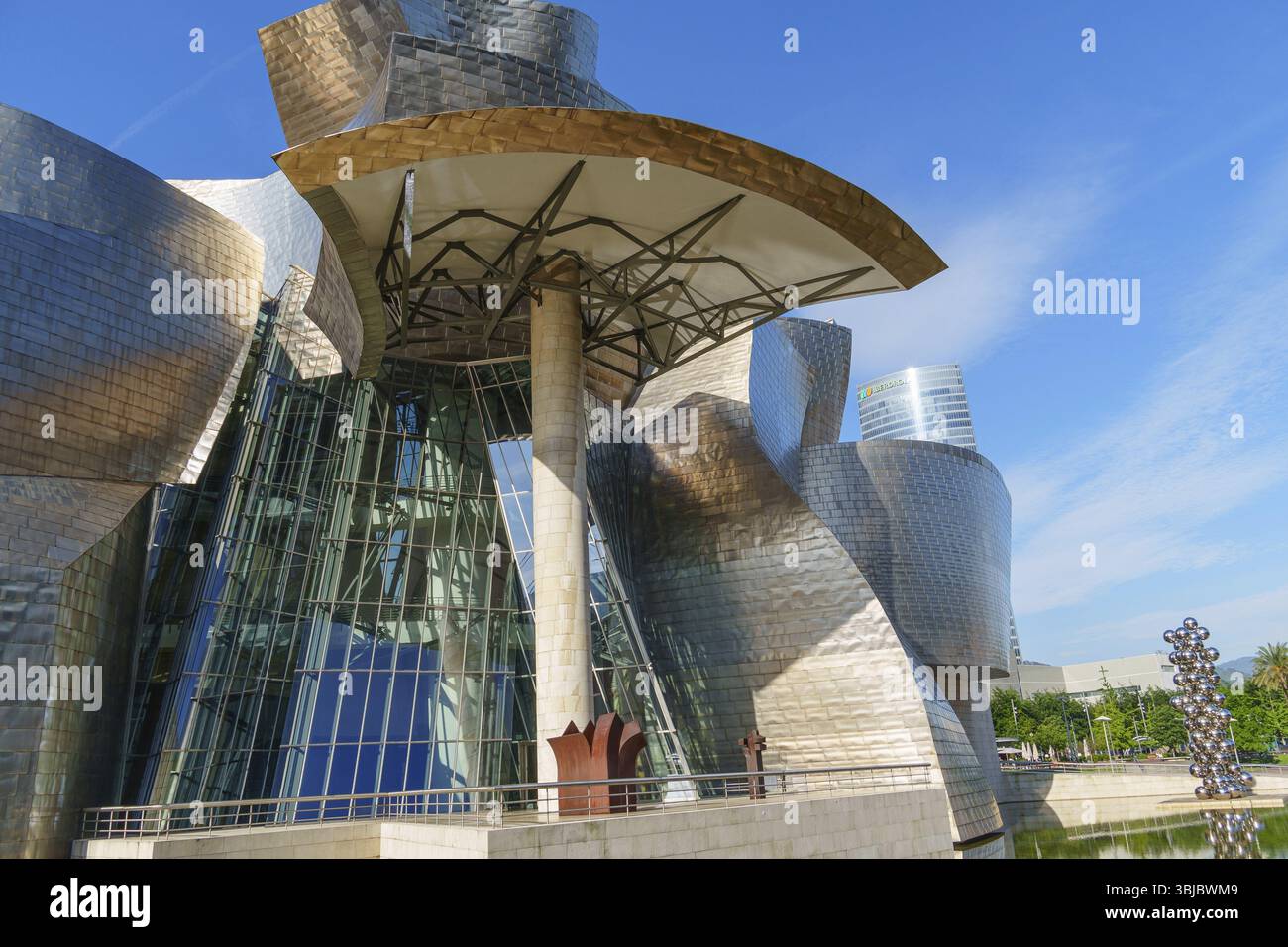 Struttura complessa in vetro e metallo di un edificio moderno, Bilbao, Paesi Baschi, Spagna, Europa Foto Stock