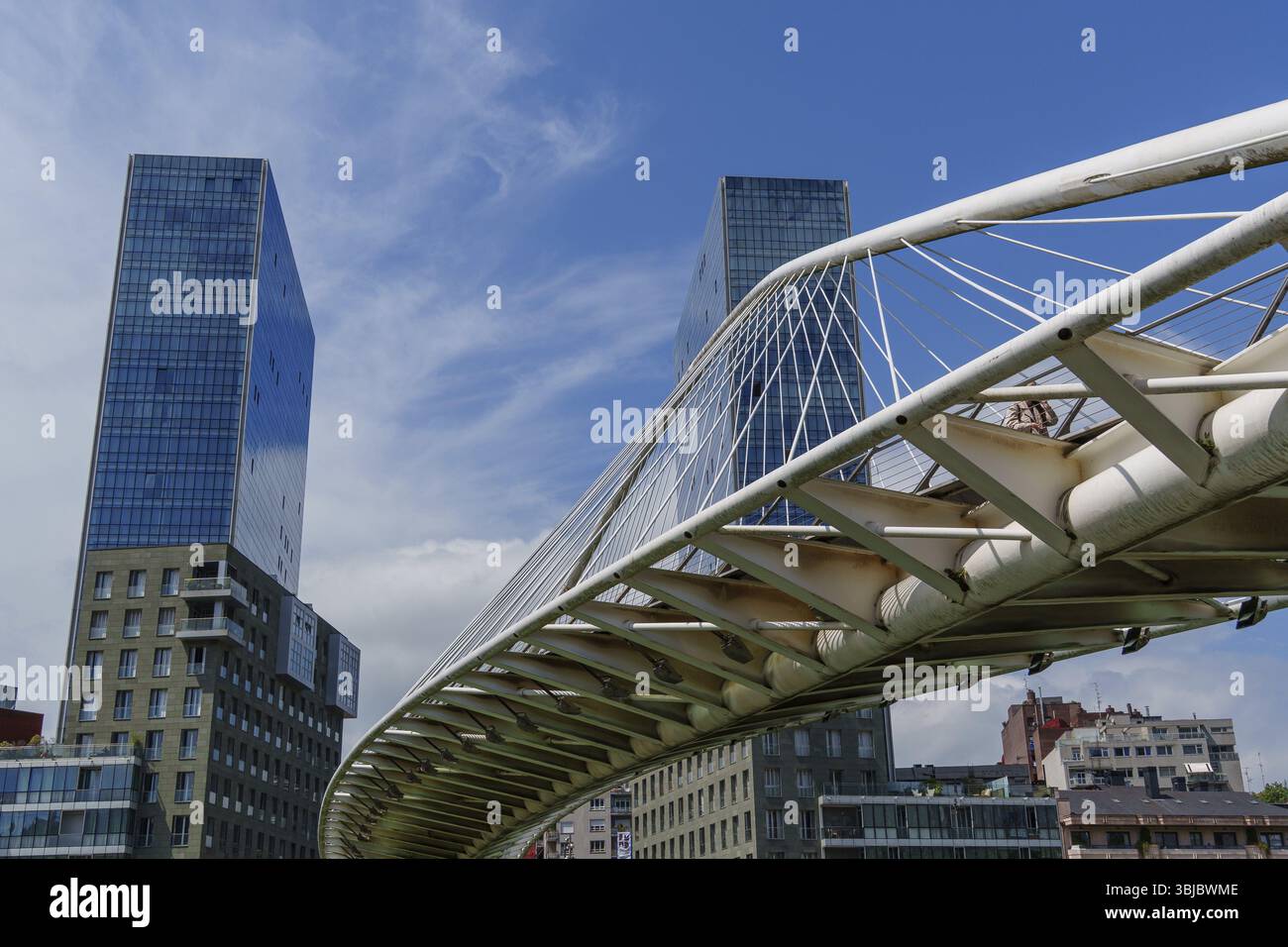 Ponte curvato parallelo ai moderni grattacieli, Bilbao, Paesi Baschi, Spagna, Europa Foto Stock