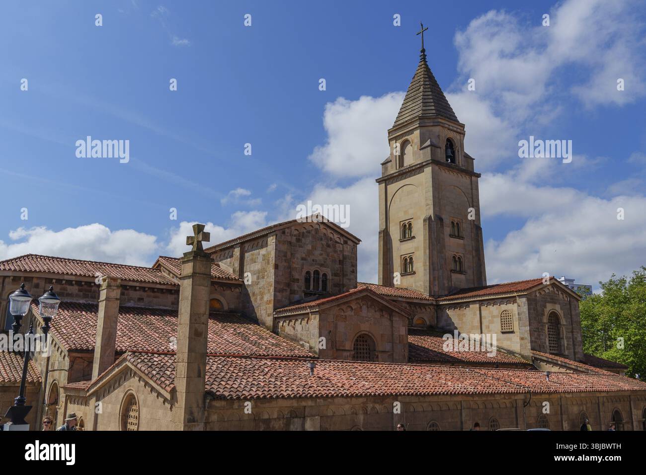 Edificio con tetto in piastrelle rosse e torre contro un cielo limpido, Gexto, Paesi Baschi, Spagna, Europa Foto Stock