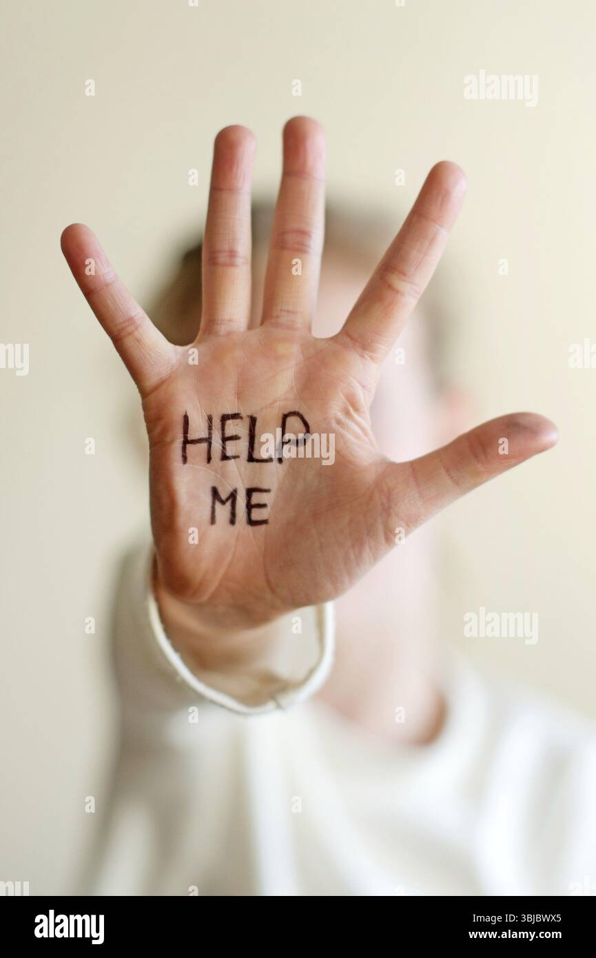 Il bambino ha bisogno di aiuto. Concetto di violenza Foto Stock