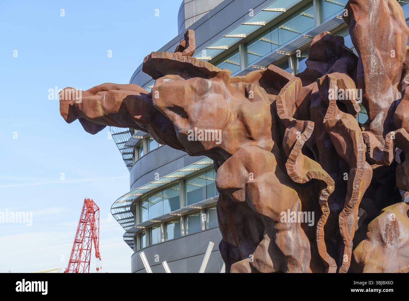 Scultura rossa astratta di fronte a un edificio moderno dal design unico, Bilbao, Paesi Baschi, Spagna, Europa Foto Stock