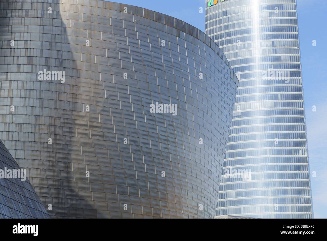 Edificio moderno con facciata in metallo e luccicante blocco torre alla luce del sole, Bilbao, Paesi Baschi, Spagna, Europa Foto Stock