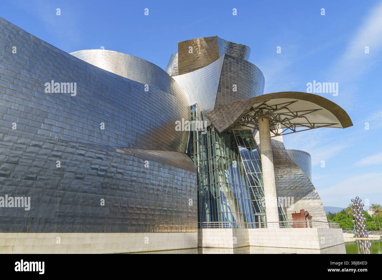 Architettura strutturata in acciaio e vetro risplende sotto il cielo blu, Bilbao, Paesi Baschi, Spagna, Europa Foto Stock