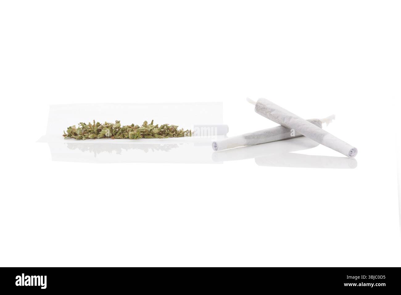 Fumare marijuana. Abuso di cannabis. Bocciolo di marijuana, hashish e articolazioni arrotolate isolate su sfondo bianco Foto Stock