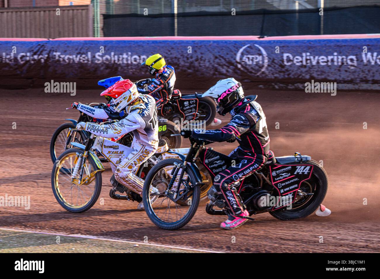 Kai Huckenbeck (744) della Germania in bianco all'interno di Anders Thomsen (105) della Danimarca in Rosso, Fredrik Lindgren (66) della Svezia in Blu e Brady Kurtz (101) dell'Australia in giallo durante l'ATPI FIM Speedway Grand Prix Round 5 al National Speedway Stadium di Manchester, sabato 14 giugno 2025. (Foto: Ian Charles | mi News) crediti: MI News & Sport /Alamy Live News Foto Stock