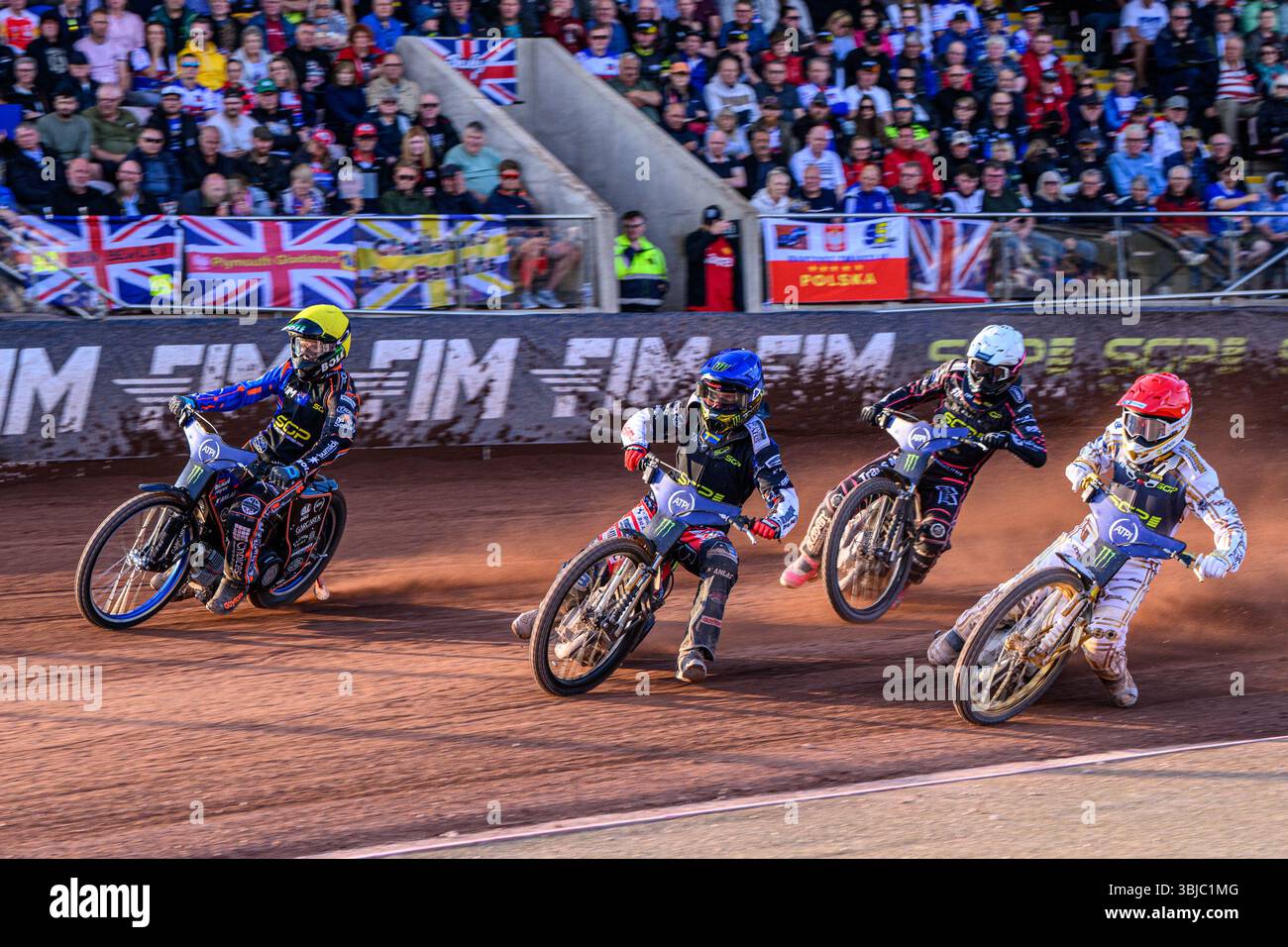 Brady Kurtz (101) dell'Australia all'esterno di Fredrik Lindgren (66) della Svezia in Blue e Anders Thomsen (105) della Danimarca in Red con Kai Huckenbeck (744) della Germania in White alle spalle durante il Gran Premio ATPI FIM Speedway Round 5 al National Speedway Stadium di Manchester, sabato 14 giugno 2025. (Foto: Ian Charles | mi News) crediti: MI News & Sport /Alamy Live News Foto Stock