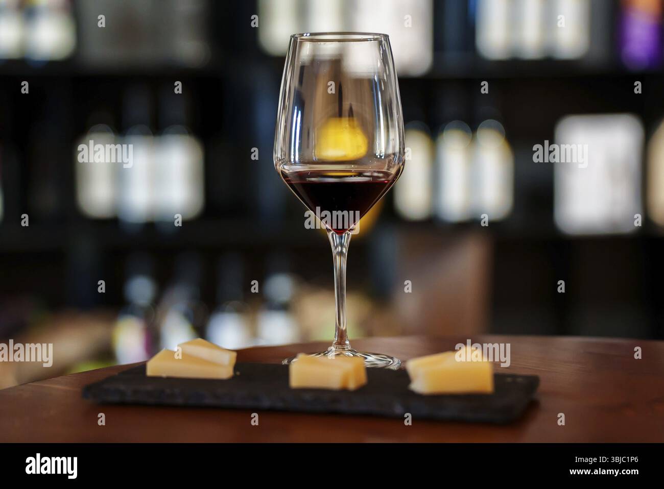 Bicchiere di vino rosso e formaggio Foto Stock