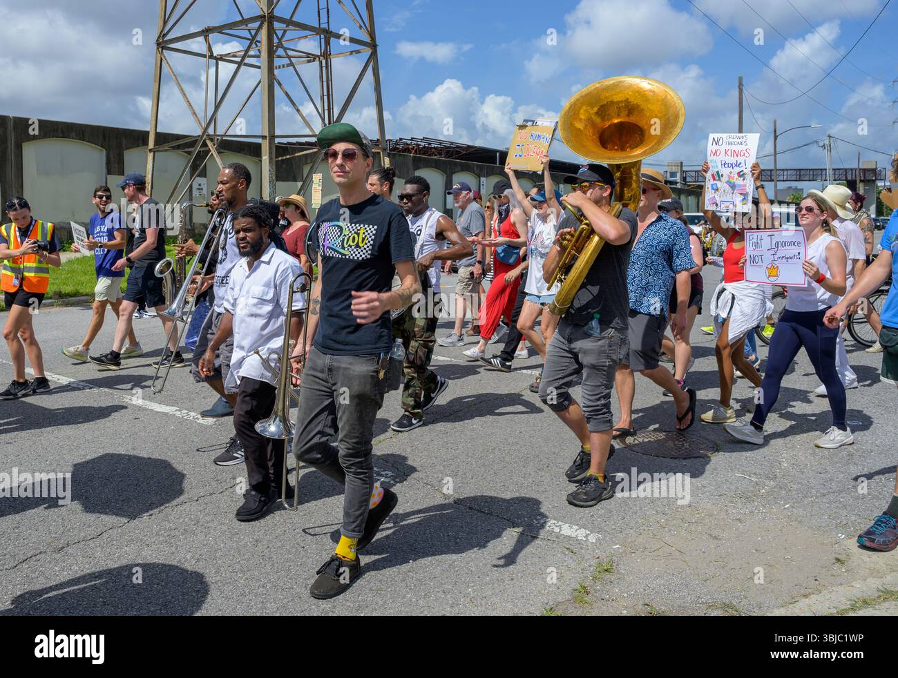 New Orleans, LOUISIANA, USA - 14 giugno 2025: Manifestanti anti anti Trump con segni, e una banda di ottoni, partecipano alla No Kings March nel quartiere Marigny di New Orleans Foto Stock