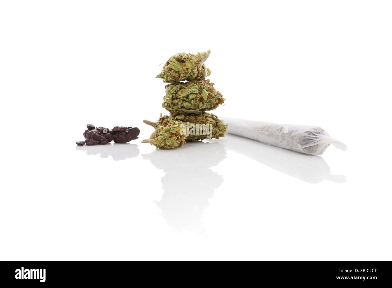 Fumare marijuana. Abuso di cannabis. Bocciolo di marijuana, hashish e articolazioni arrotolate isolate su sfondo bianco Foto Stock