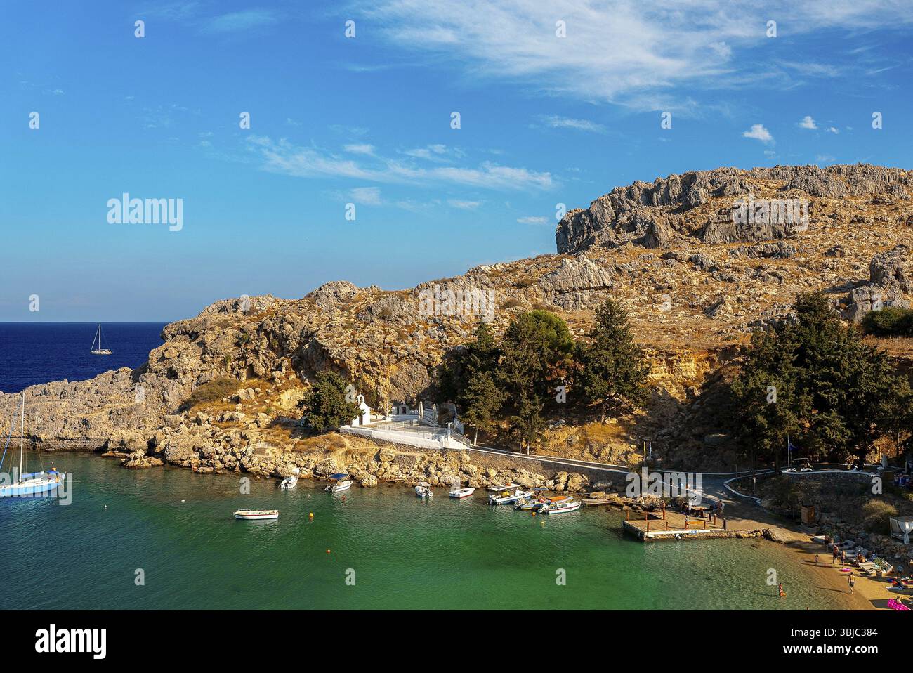 Hohe Klippen a der St. Paul's Bay a Rhodos a Griechenland Foto Stock