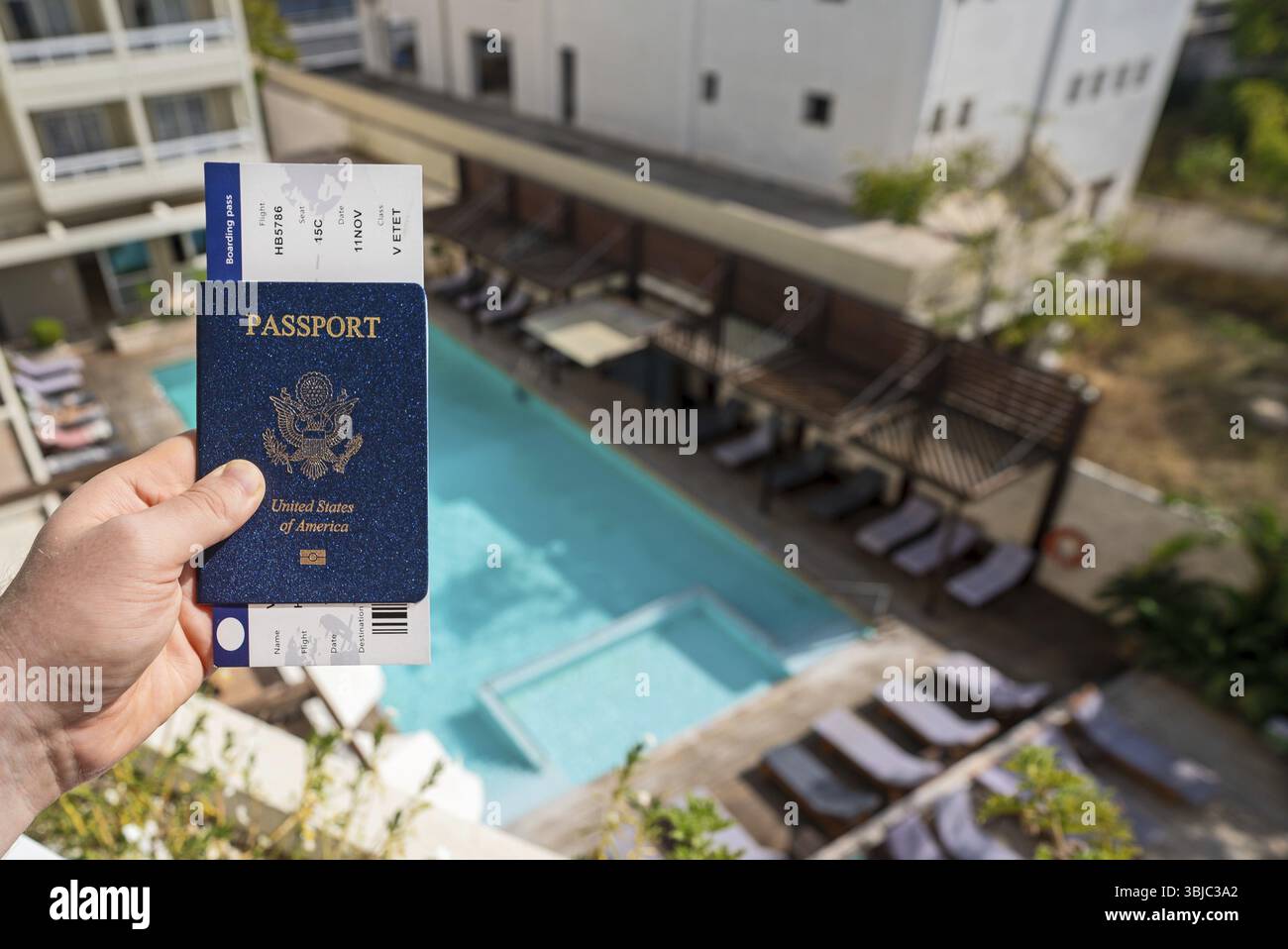Uomo in possesso di passaporto USA e biglietto aereo Foto Stock