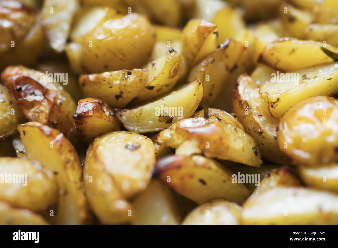 Patate giovani cotte nel forno Foto Stock