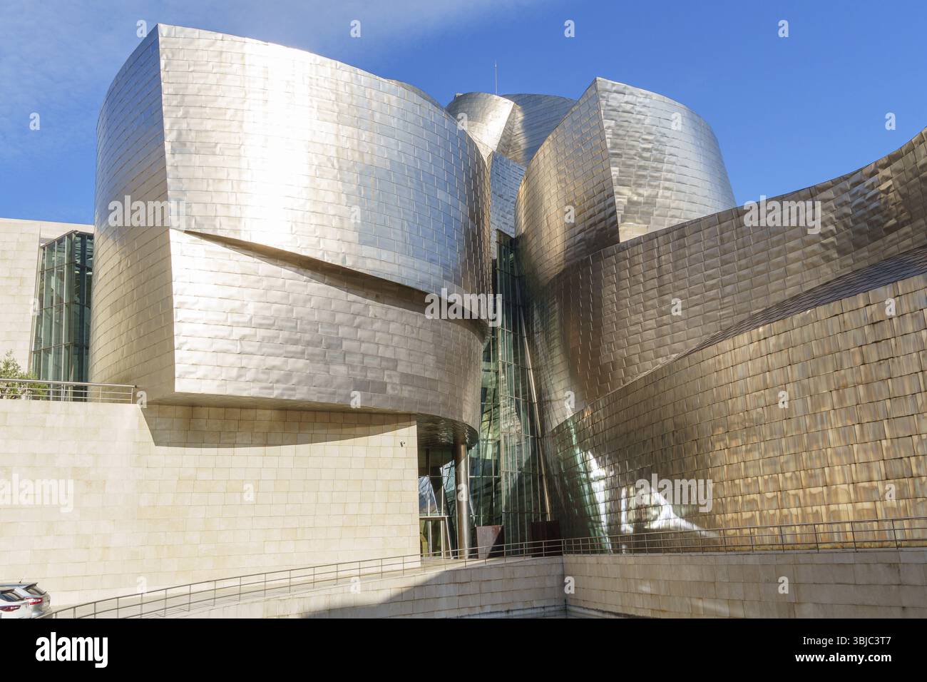 Facciata metallica ondulata di un moderno edificio museale, Bilbao, Paesi Baschi, Spagna, Europa Foto Stock