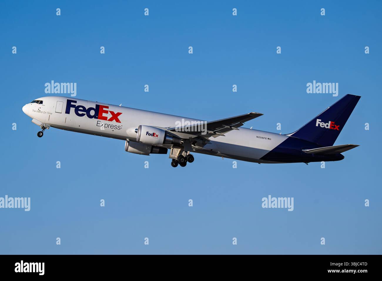 Aeroporto Sky Harbor 6-14-2025 Phoenix AZ USA FedEx Express Boeing 767-300F N256FE partenza dalla pista 7L presso Phoenix Sky Harbor Intl. Aeroporto. Foto Stock