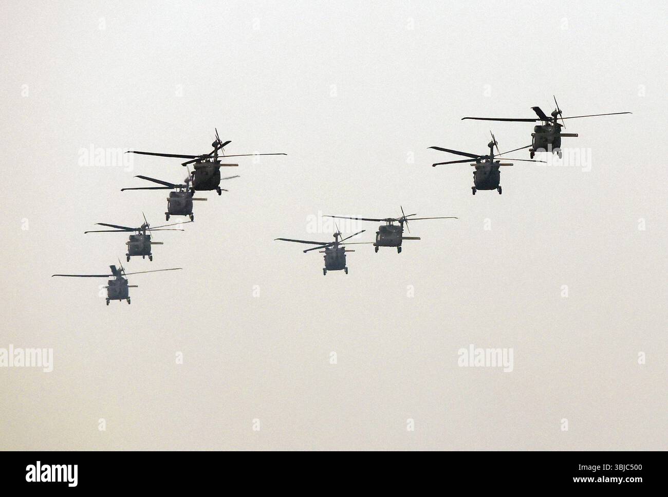 Washington, DC, USA. 14 giugno 2025. Vista del sorvolo dell'esercito americano durante la celebrazione del 250° compleanno dell'esercito americano a Washington, DC il 14 giugno 2025 Credit: Mpi34/Media Punch/Alamy Live News Foto Stock