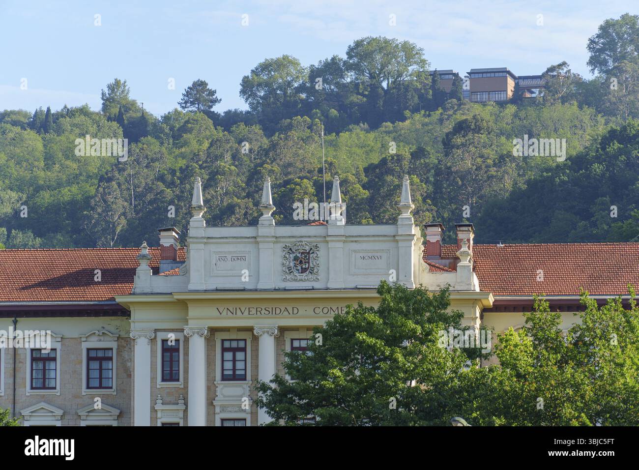 Complesso di edifici universitari immerso in un paesaggio verde collinare, Bilbao, Paesi Baschi, Spagna, Europa Foto Stock