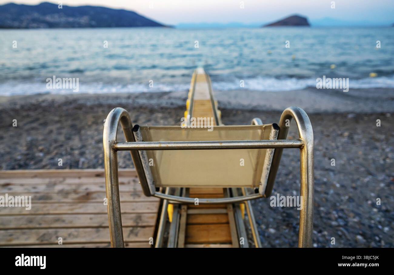 Motorisierter Stuhl, der behinderten Menschen hilft, ohne Hilfe im Meer zu schwimmen Foto Stock