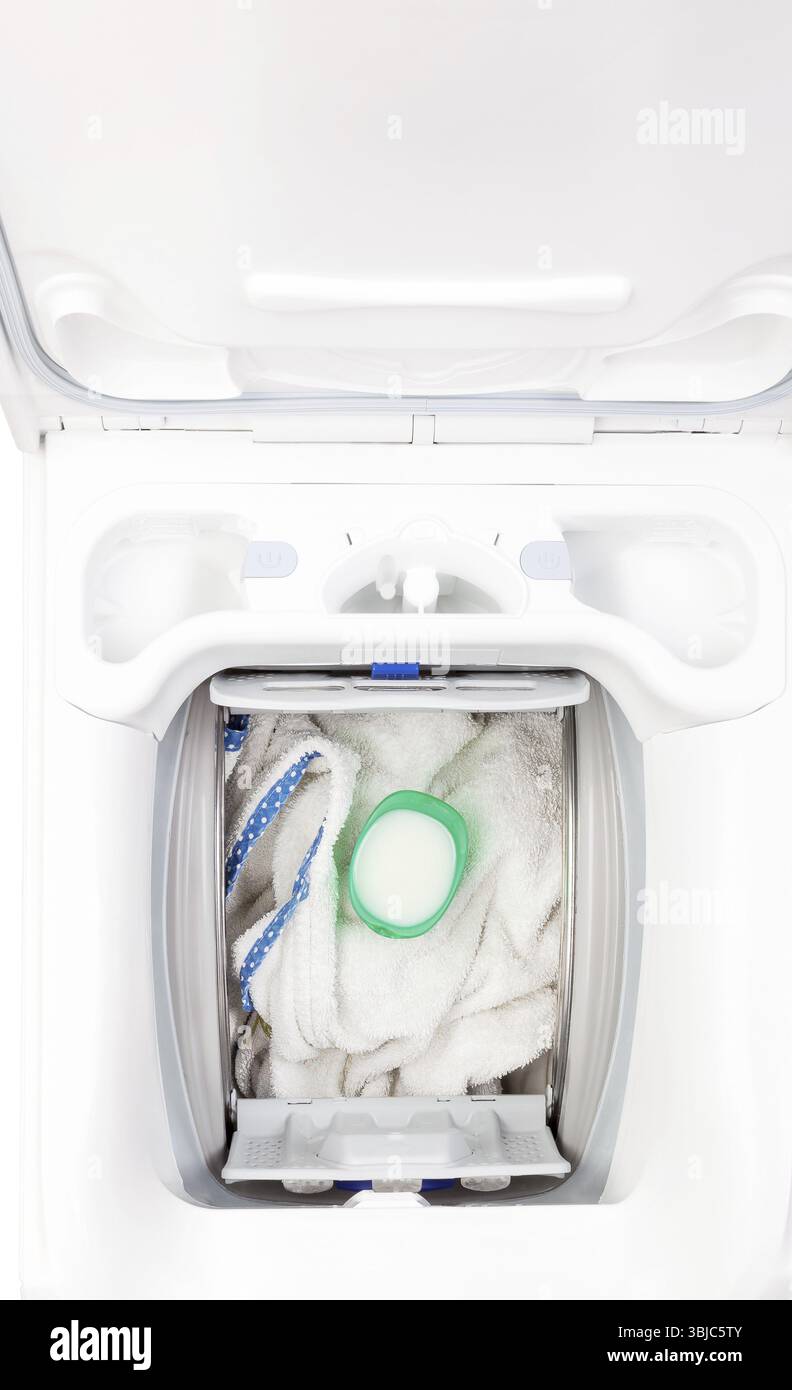 Lavatrice carica di vestiti sporchi con sapone dall'alto Foto Stock