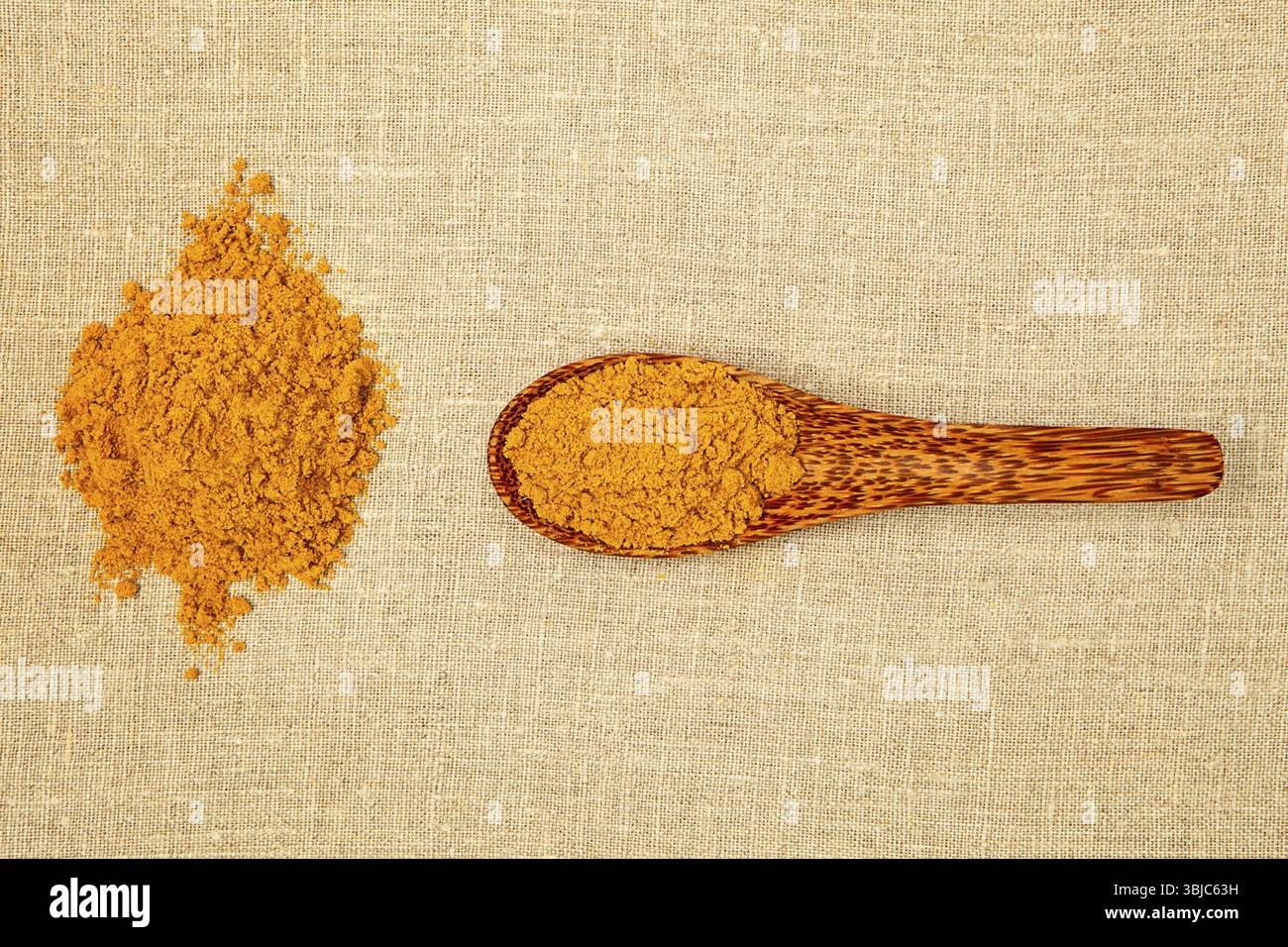 Spezie al curry su cucchiaio di bambù - vista dall'alto Foto Stock