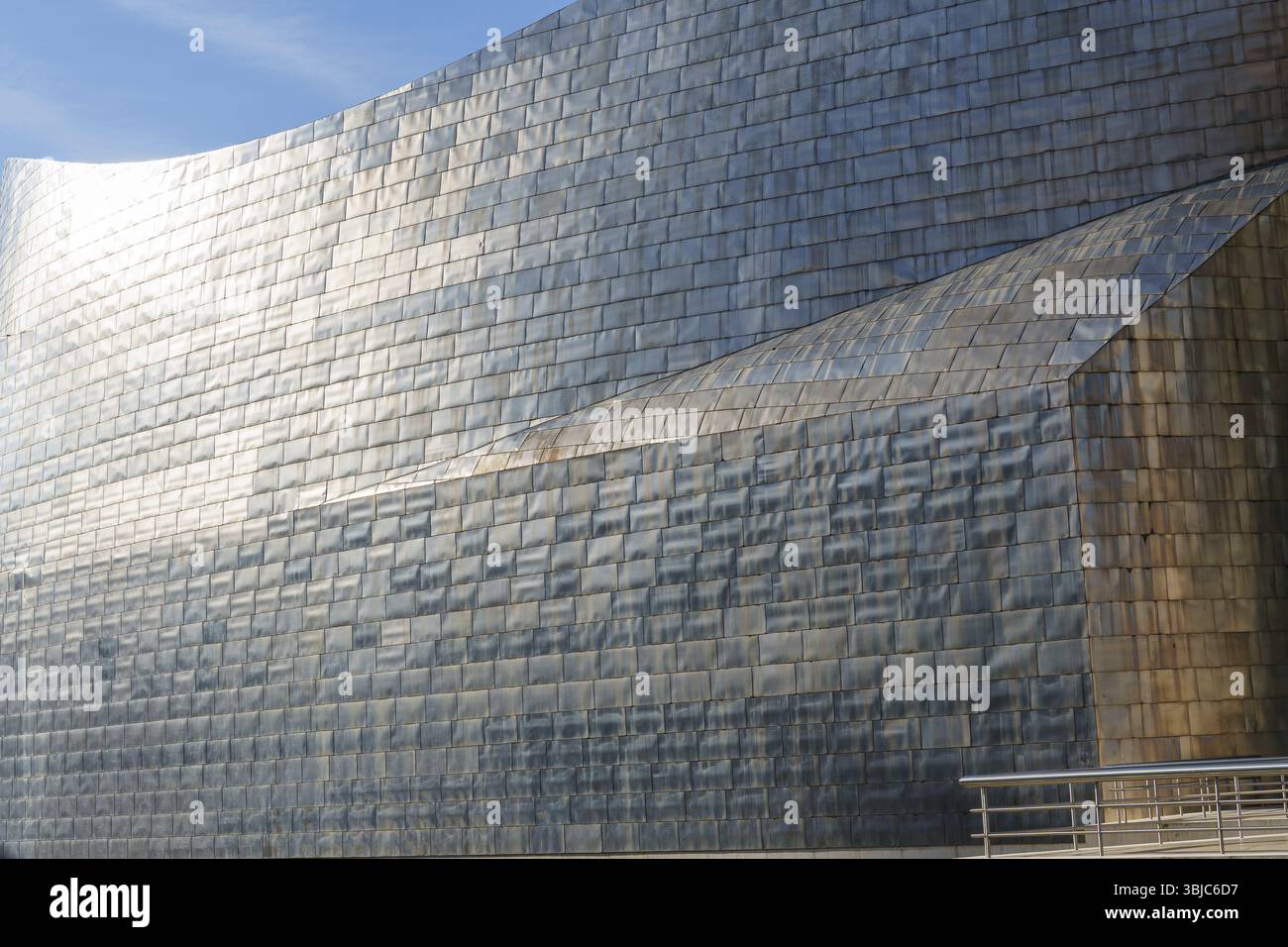 Dettaglio della facciata del pannello metallico riflettente di un edificio moderno, Bilbao, Paesi Baschi, Spagna, Europa Foto Stock