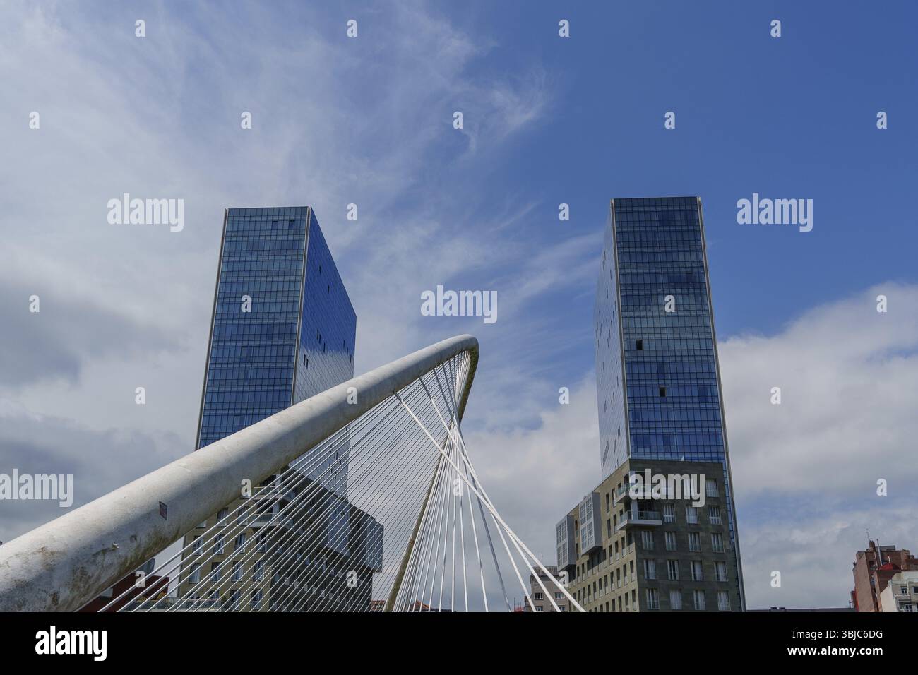 Funivia di fronte ai grattacieli blu, cielo limpido, Bilbao, Paesi Baschi, Spagna, Europa Foto Stock