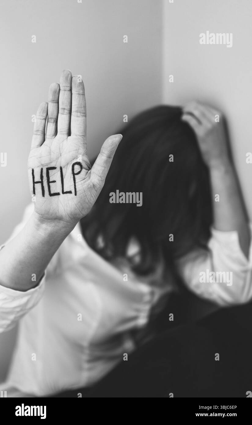 Donna depressa all'angolo. Concetto di problemi sociali. Inserire il testo Foto Stock