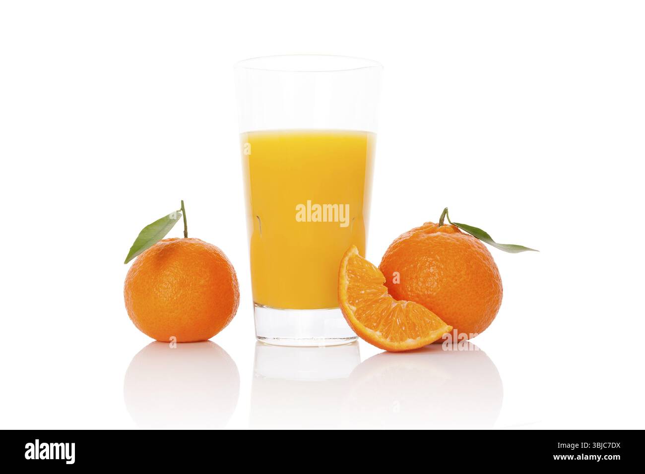 Succo di mandarino fresco e mandarino maturo isolato su sfondo bianco. Succo di frutta fresco sano Foto Stock